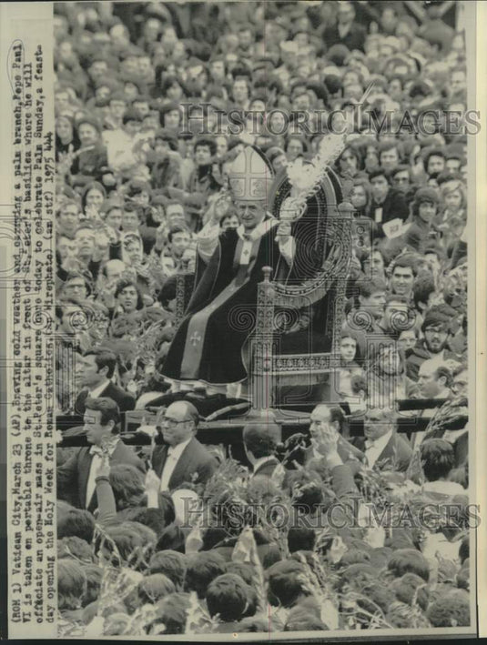 1975 Press Photo Pope Paul VI carried to St. Peter's Basilica altar for Mass