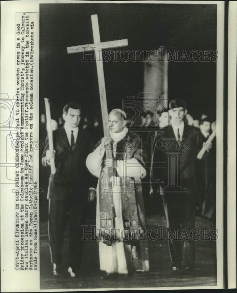 Load image into Gallery viewer, 1966 Press Photo Pope Paul VI in Good Friday ceremony at Colosseum in Rome
