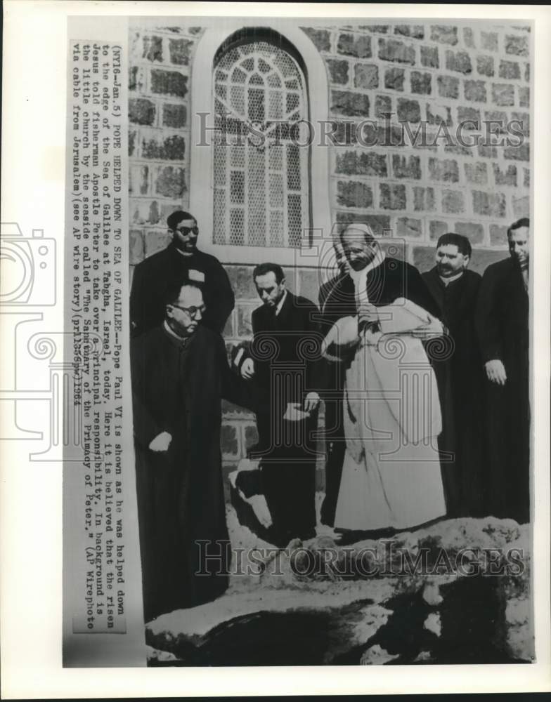 1964 Press Photo Pope Paul VI helped to Sea of Galilee edge in Israel