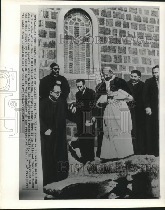 1964 Press Photo Pope Paul VI helped to Sea of Galilee edge in Israel