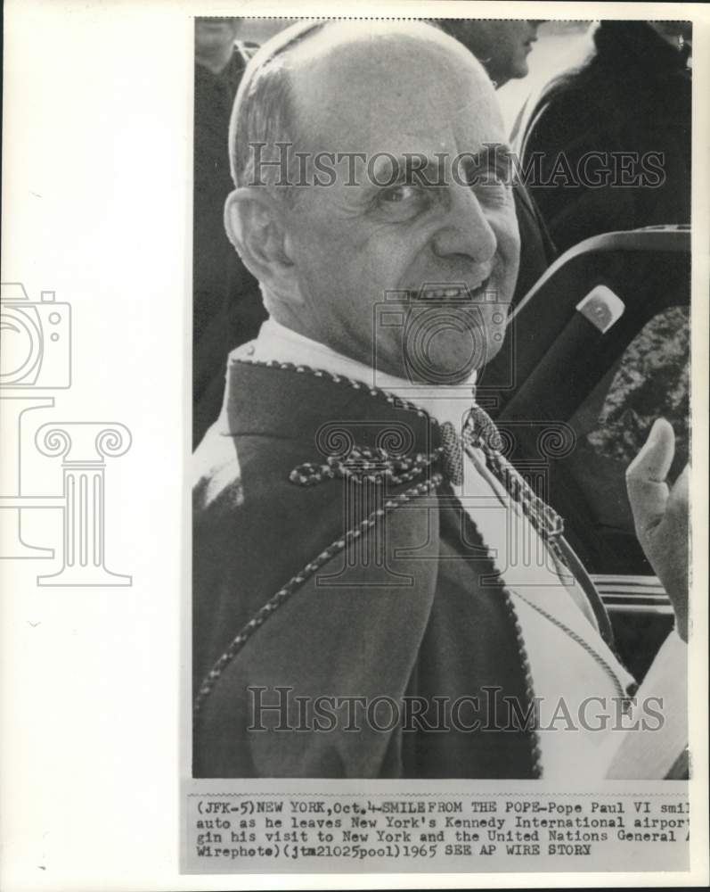 1965 Press Photo Pope Paul VI smiles while leaving New York&#39;s Kennedy airport.