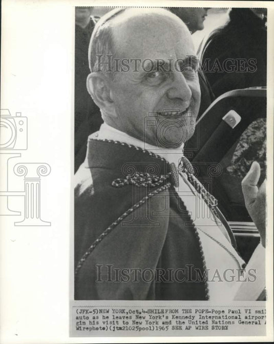 1965 Press Photo Pope Paul VI smiles while leaving New York's Kennedy airport.
