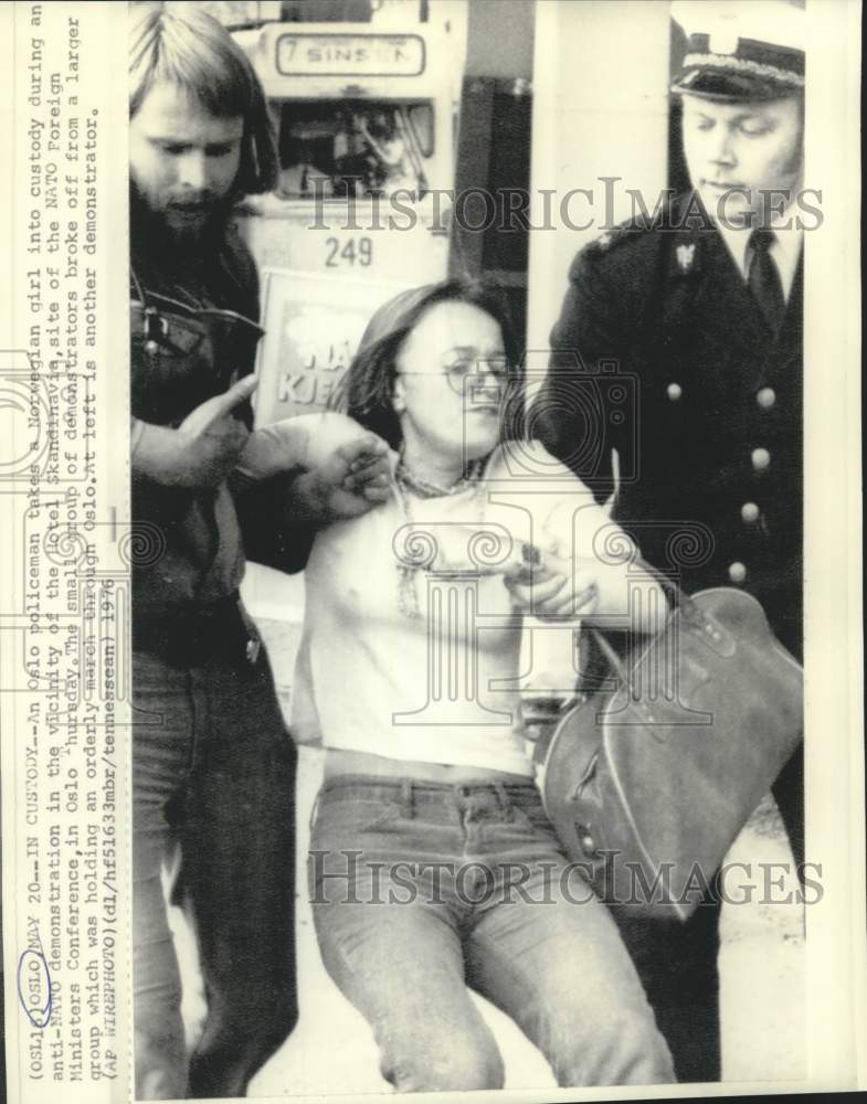 1976 Press Photo Oslo policeman arrests anti-NATO demonstrating Norwegian girl