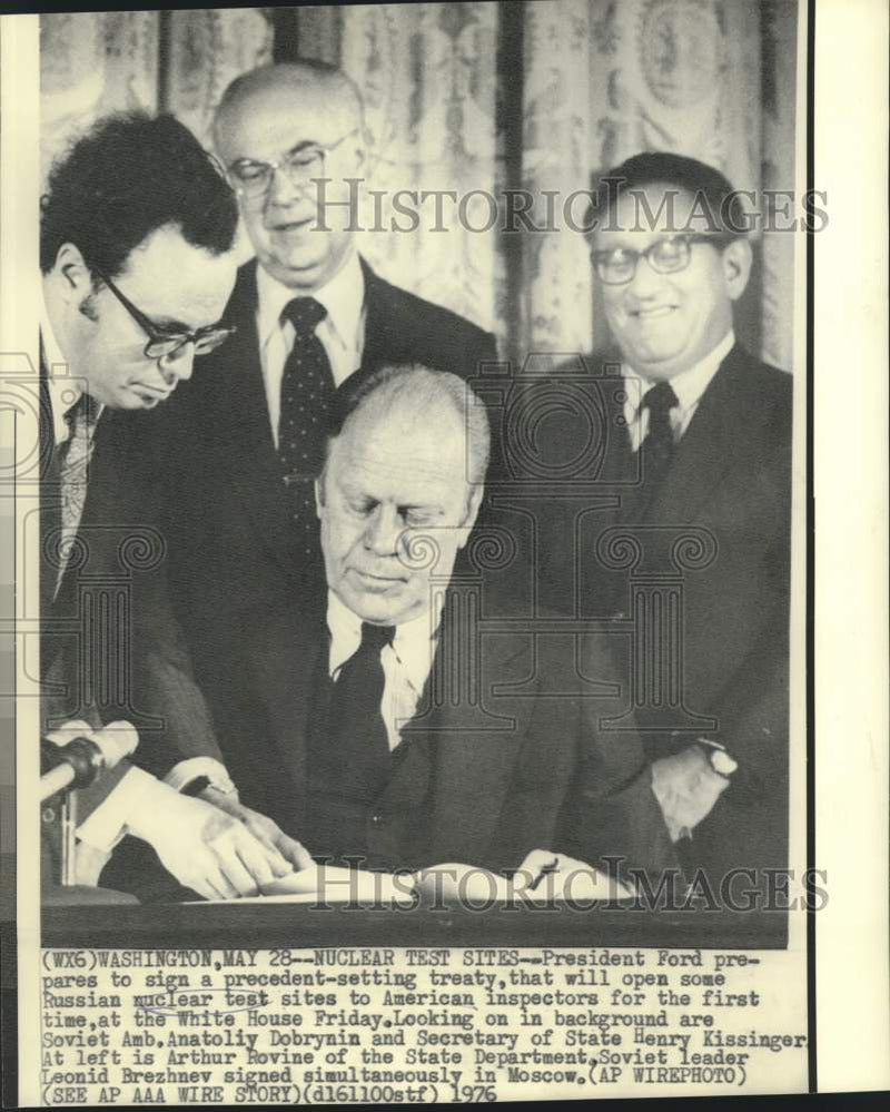 Load image into Gallery viewer, 1976 Press Photo President Ford with officials signs nuclear test site treaty
