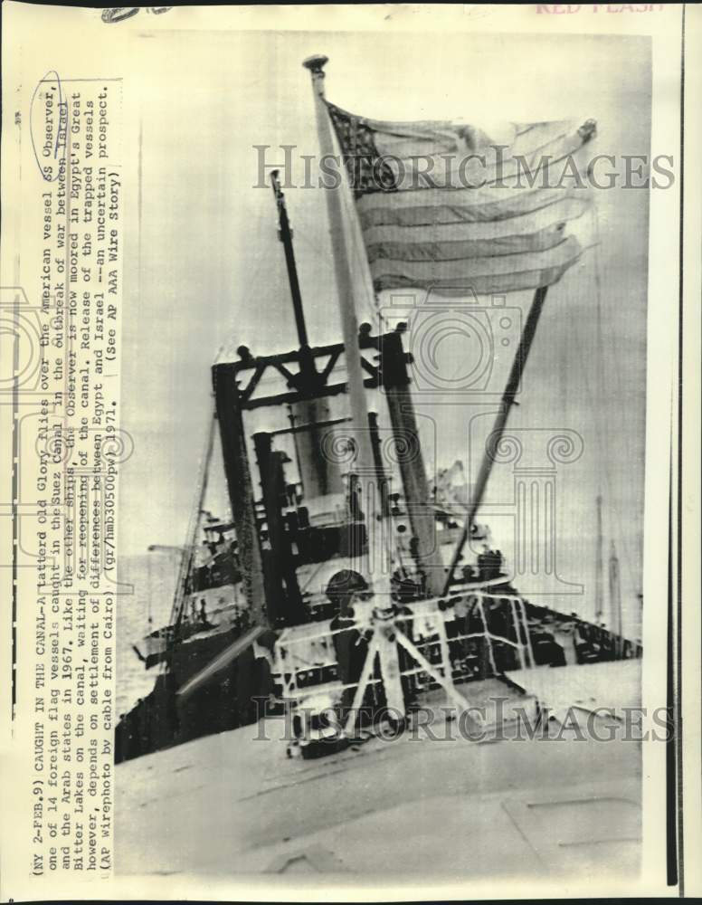 Load image into Gallery viewer, 1971 Press Photo Old Glory flies over trapped SS Observer in Suez Canal
