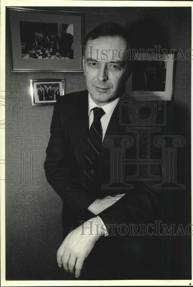 Load image into Gallery viewer, 1988 Press Photo State Department Language Services Director Henry Obst in D.C.
