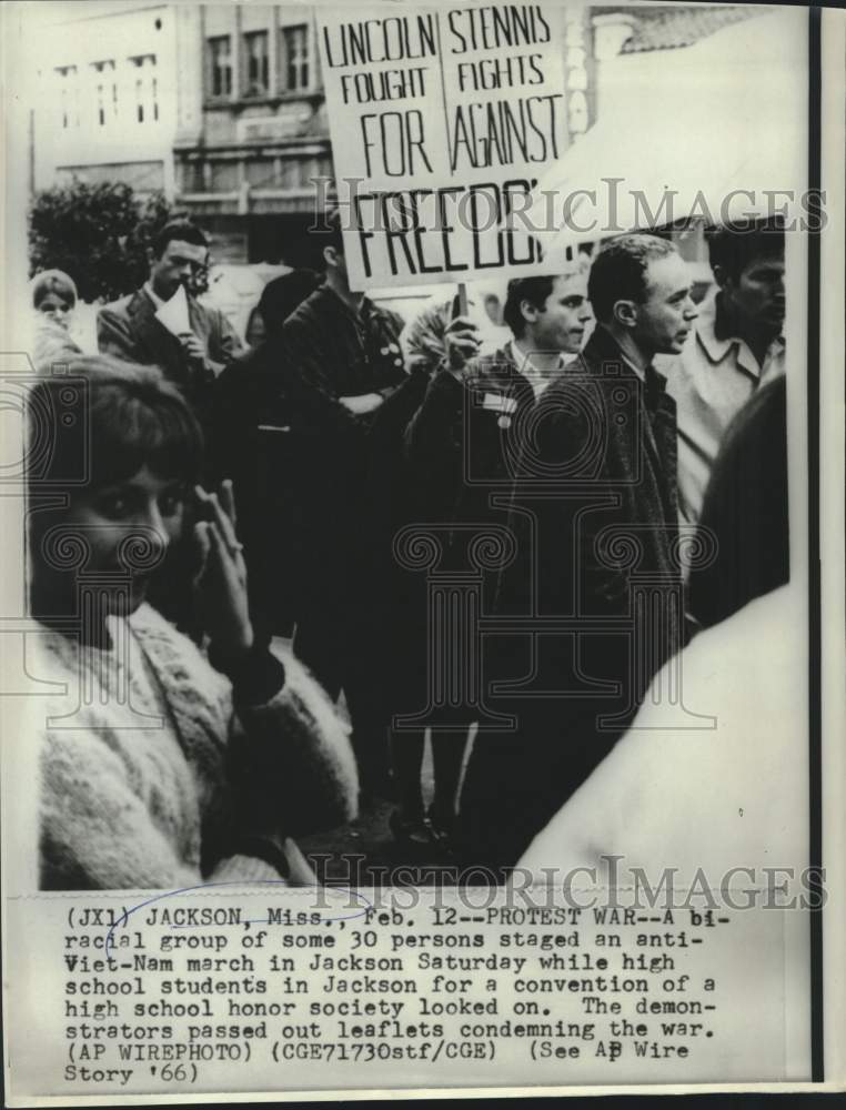 Load image into Gallery viewer, 1966 Press Photo Anti-Vietnam protestors at Jackson high school honor ceremony
