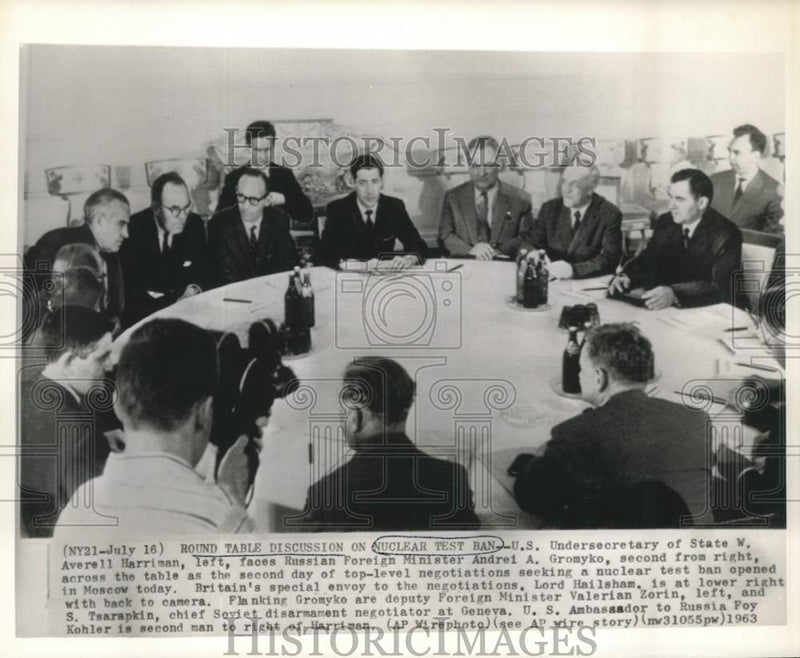 Load image into Gallery viewer, 1963 Press Photo Nuclear test ban round table discussion in Moscow - now30723
