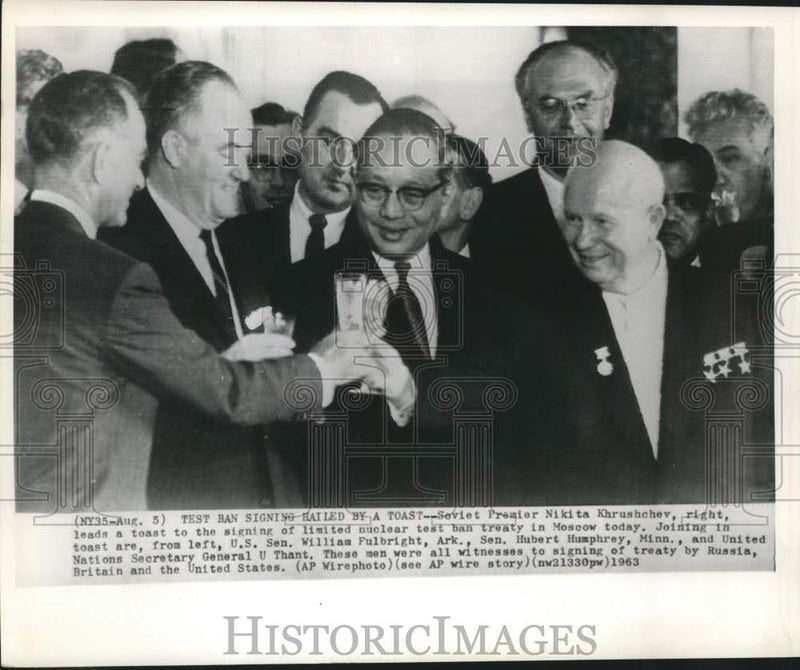 Load image into Gallery viewer, 1963 Press Photo Nuclear test ban signing hailed by toast in Moscow - now30735
