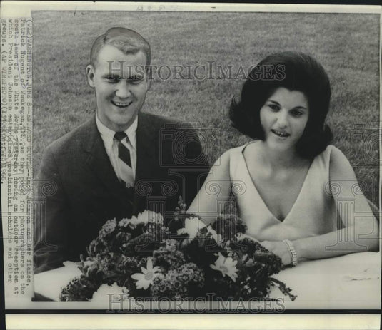 1966 Press Photo Luci Johnson and Pat Nugent pose on White House south lawn