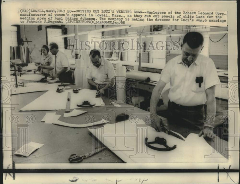Load image into Gallery viewer, 1966 Press Photo Cutting out Luci's wedding gown are Robert Leonard employees
