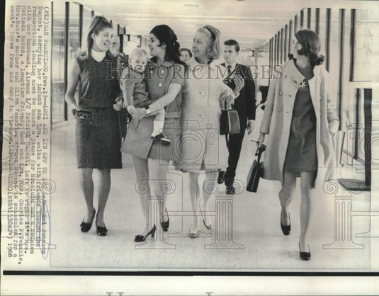 1968 Press Photo Luci and Lyn Nugent with friends at Pan American loading area