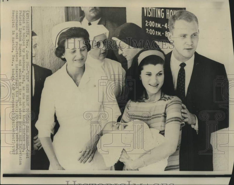 Load image into Gallery viewer, 1967 Press Photo Luci and Pat Nugent with son interviewed at Seton Hospital, TX
