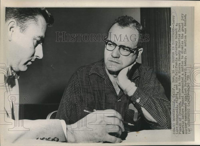 Load image into Gallery viewer, 1959 Press Photo Larry Lord Motherwell and attorney at Sierra County Court
