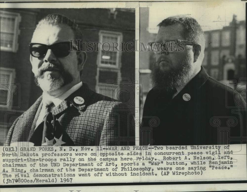 Load image into Gallery viewer, 1967 Press Photo North Dakota professors Nelson and Ring on opposite peace vigil
