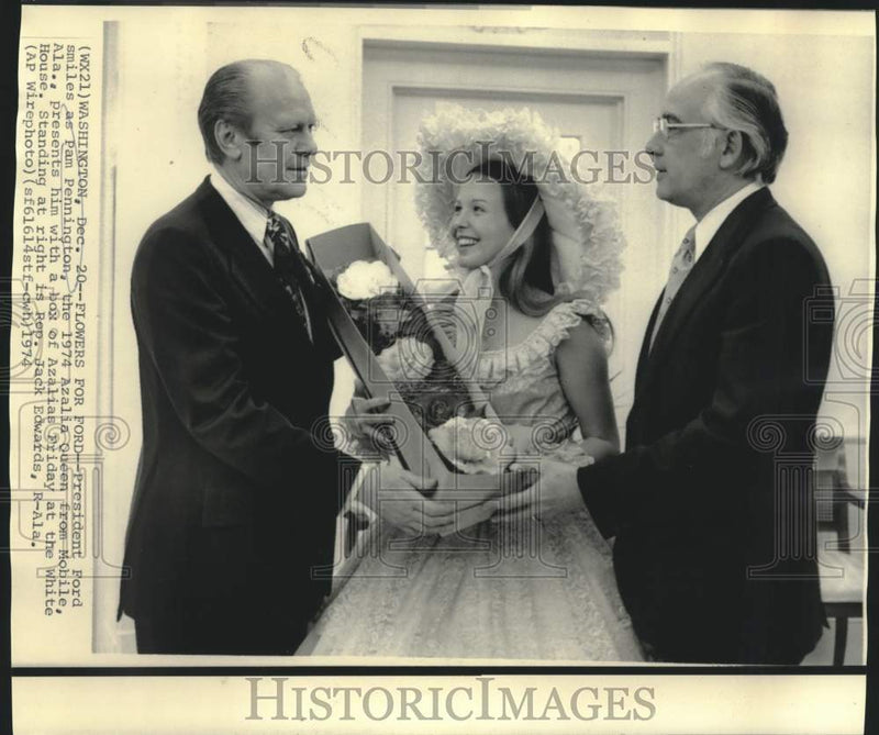 Load image into Gallery viewer, 1974 Press Photo Ford accepts flowers from Pam Pennington as Edwards watches
