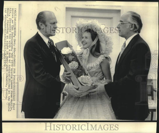 1974 Press Photo Ford accepts flowers from Pam Pennington as Edwards watches