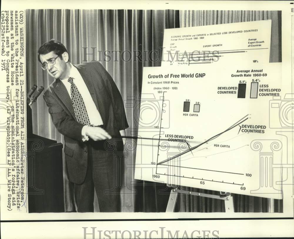 1971 Press Photo Economic Affairs Peter Peterson briefs newsmen at White House