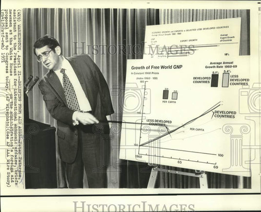 1971 Press Photo Economic Affairs Peter Peterson briefs newsmen at White House
