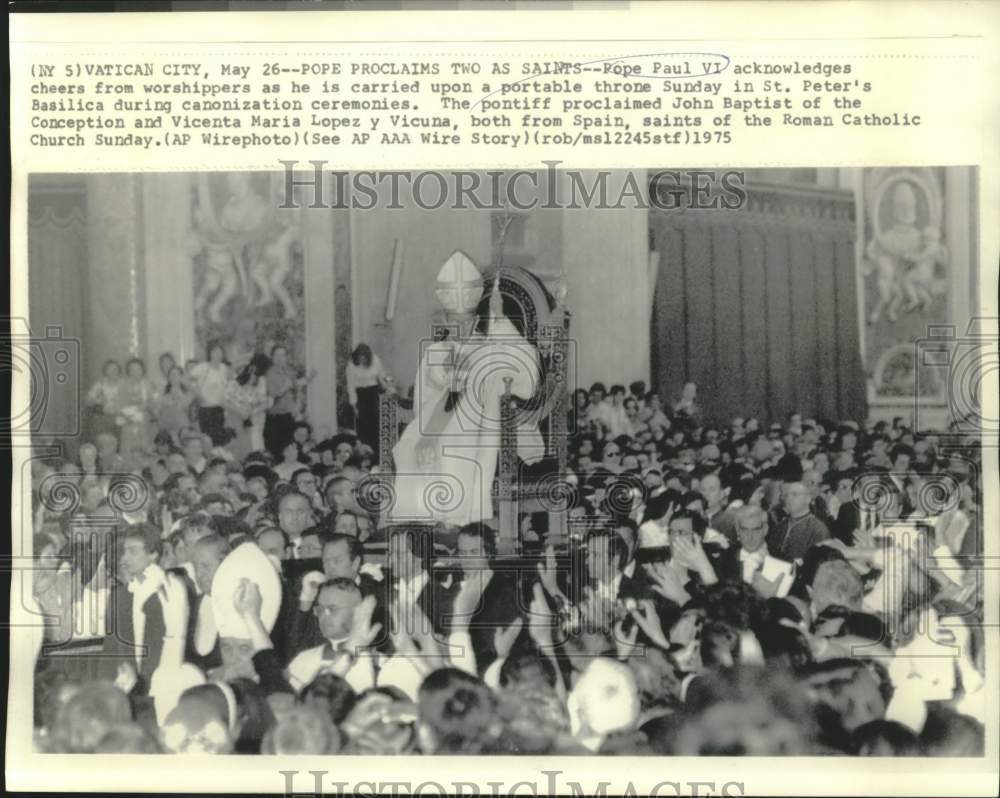 1975 Press Photo Pope Paul VI acknowledges cheers in St. Peter's Basilica