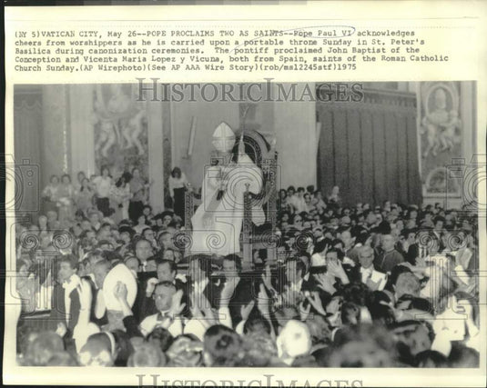 1975 Press Photo Pope Paul VI acknowledges cheers in St. Peter's Basilica