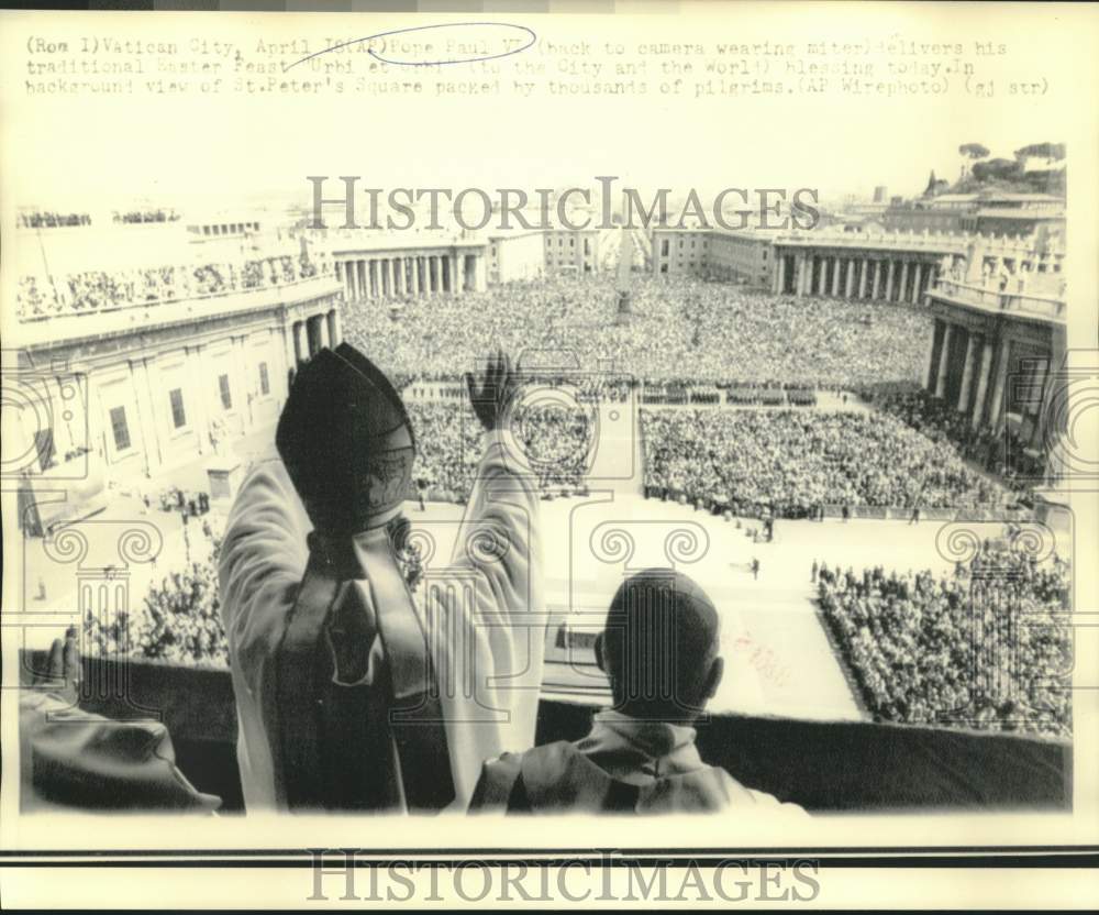 1976 Press Photo Pope Paul VI delivers Easter Feast message to St. Peter's crowd