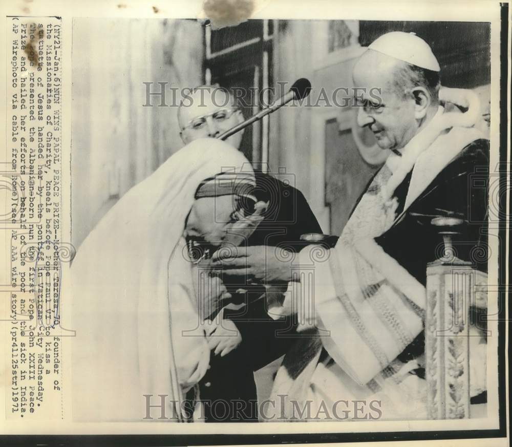 1971 Press Photo Mother Teresa presented Papal Peace prize by Pope Paul VI