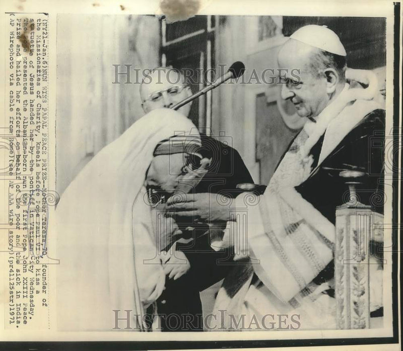 Load image into Gallery viewer, 1971 Press Photo Mother Teresa presented Papal Peace prize by Pope Paul VI
