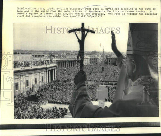 1972 Press Photo Pope Paul VI gives Easter blessing from balcony at St. Peter's
