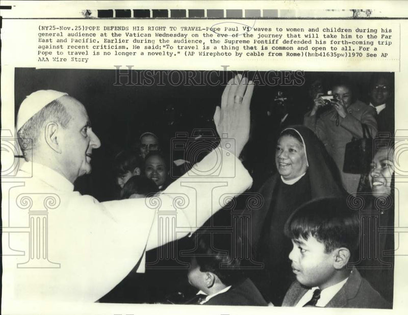 Load image into Gallery viewer, 1970 Press Photo Pope Paul VI waves during Vatican general audience - now30977
