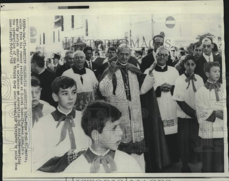 Load image into Gallery viewer, 1968 Press Photo Pope Paul VI walks from residence to nearby parish church, Rome
