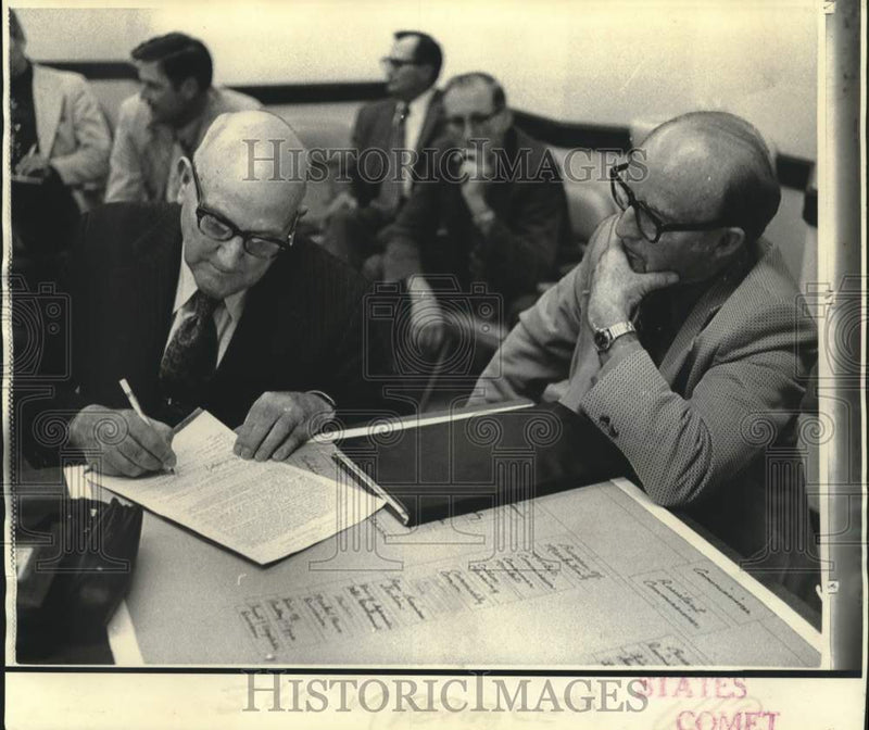 Load image into Gallery viewer, 1973 Press Photo Dave Pearce served with subpoena as attorney Dickinson watches
