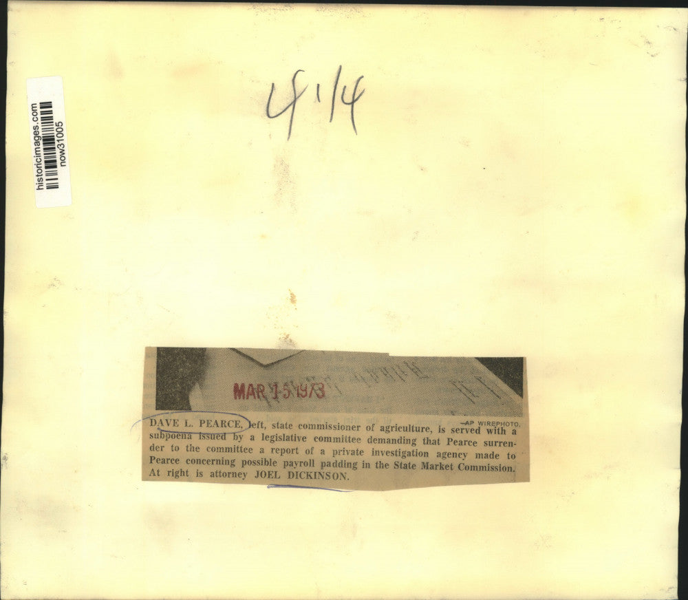 1973 Press Photo Dave Pearce served with subpoena as attorney Dickinson watches