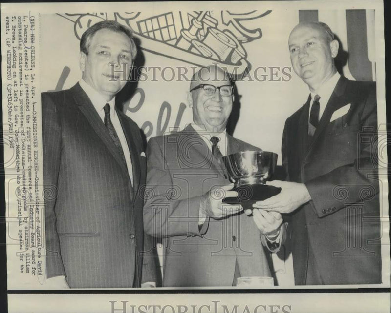 Load image into Gallery viewer, 1968 Press Photo Agriculture Commissioner Pearce presented award by Brown in LA
