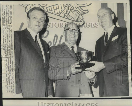 1968 Press Photo Agriculture Commissioner Pearce presented award by Brown in LA