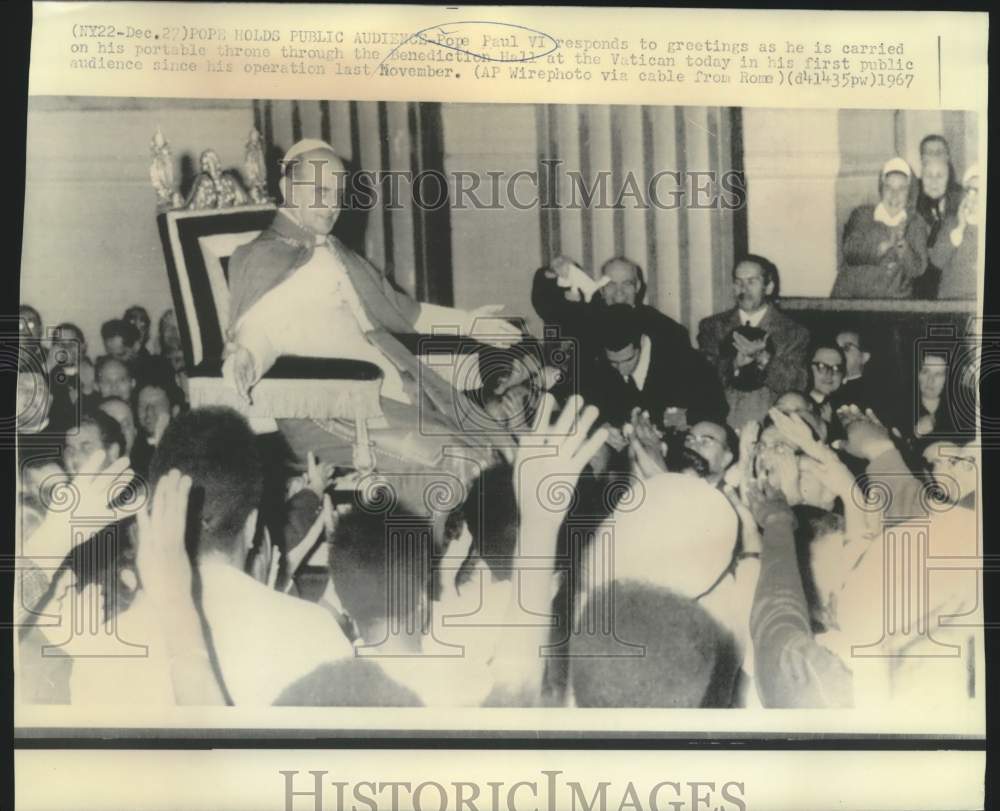 1967 Press Photo Pope Paul VI responds to greetings in Vatican Benediction Hall.