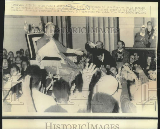 1967 Press Photo Pope Paul VI responds to greetings in Vatican Benediction Hall.