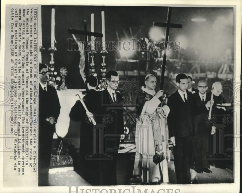 Load image into Gallery viewer, 1965 Press Photo Pope Paul VI carries five-foot wooden cross at Temple of Venus
