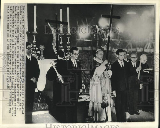 1965 Press Photo Pope Paul VI carries five-foot wooden cross at Temple of Venus