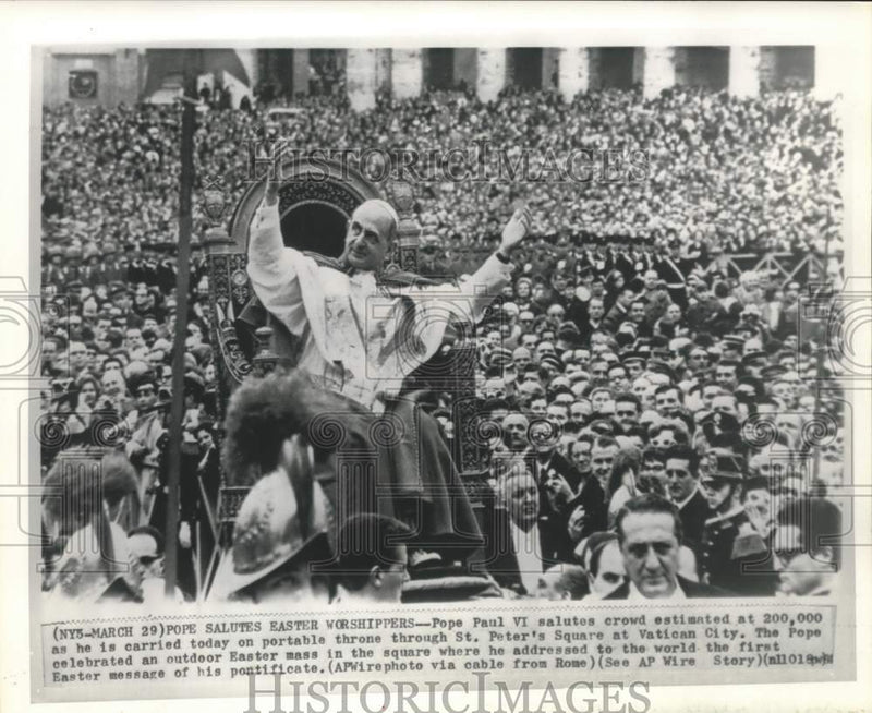 Load image into Gallery viewer, 1964 Press Photo Pope Paul VI salutes Easter crowd at Vatican City - now31105
