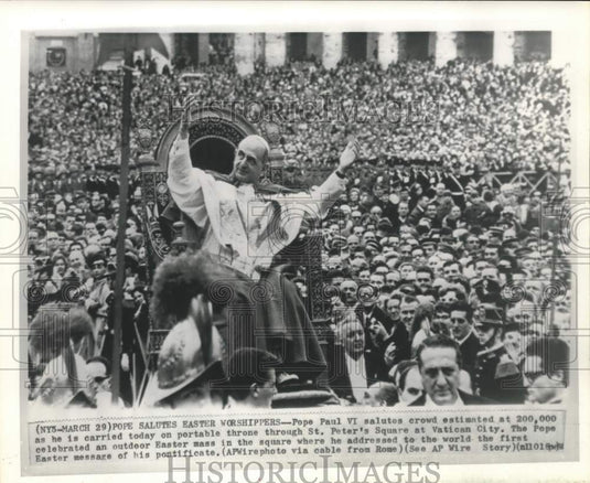 1964 Press Photo Pope Paul VI salutes Easter crowd at Vatican City - now31105