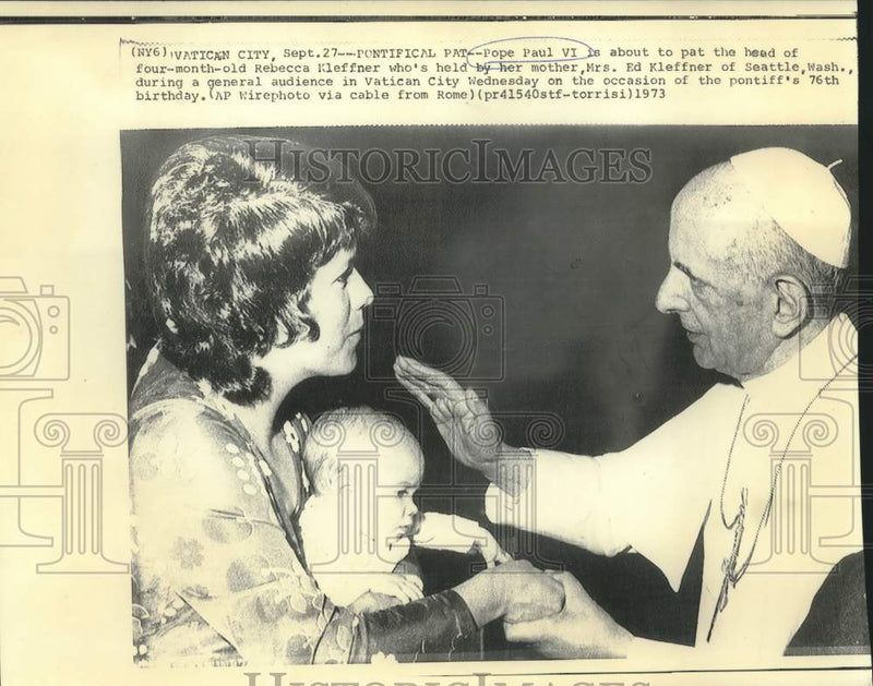 Load image into Gallery viewer, 1973 Press Photo Pope Paul VI with mother and child during general audience
