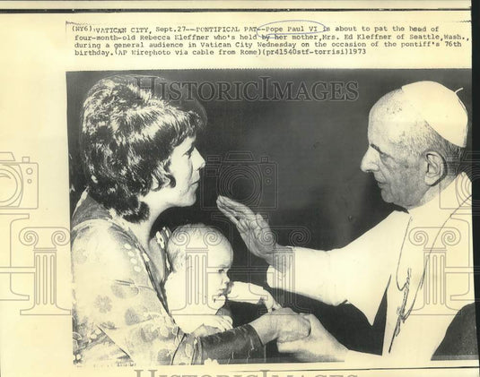 1973 Press Photo Pope Paul VI with mother and child during general audience