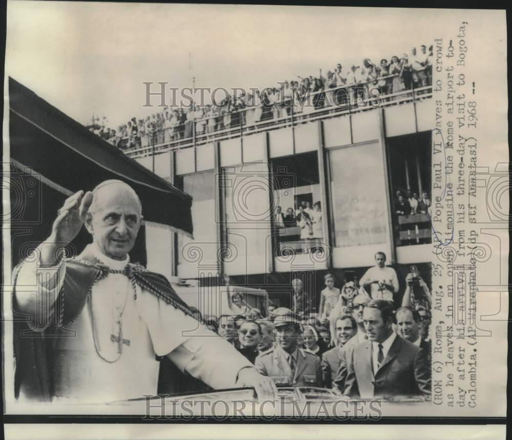 1968 Press Photo Pope Paul VI waves to crowd from limousine at Rome airport.