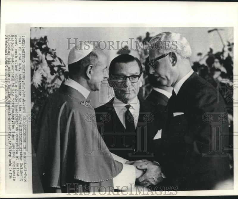 Load image into Gallery viewer, 1965 Press Photo Pope Paul VI and Goldberg greet at United Nations reception
