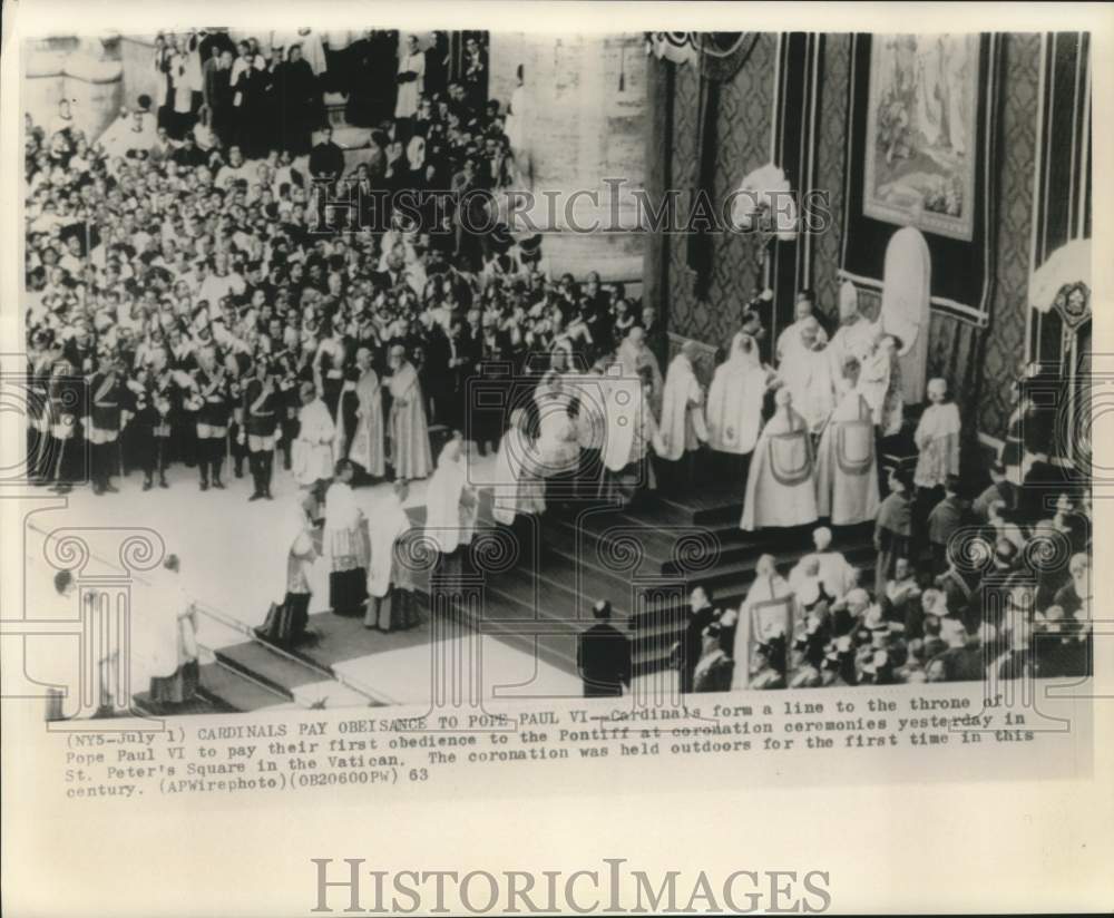 1963 Press Photo Cardinals pay obeisance to Pope Paul VI at St. Peter's Square