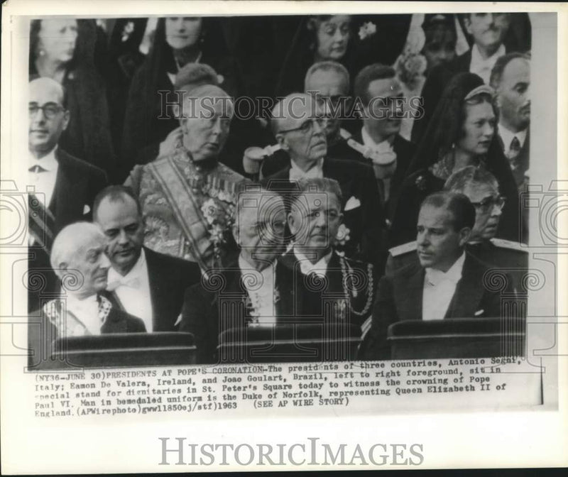 Load image into Gallery viewer, 1963 Press Photo Three presidents witness crowning of Pope Paul VI in Vatican
