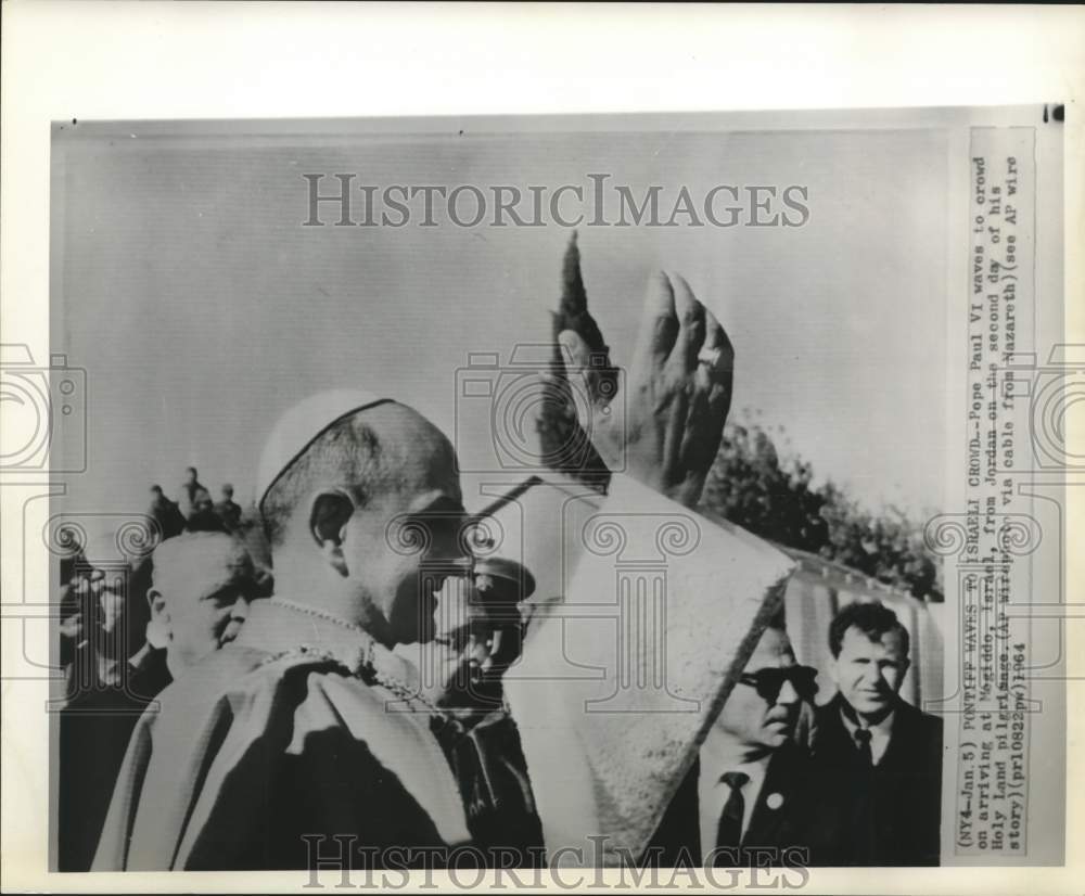 1964 Press Photo Pope Paul VI waves to crowd at Megiddo, Israel. - now31145