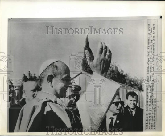 1964 Press Photo Pope Paul VI waves to crowd at Megiddo, Israel. - now31145