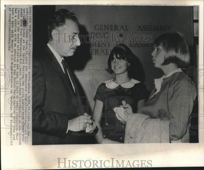 Load image into Gallery viewer, 1965 Press Photo Students Sacca and Scott quiz Ambassador Pazhwak at UN
